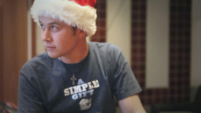 Scotty McCreery - Christmas Comin' Round Again (Closed-Captioned)