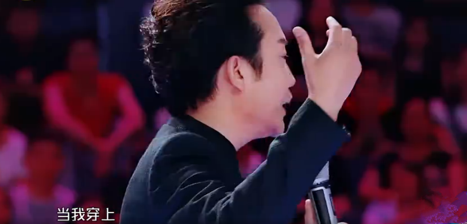 其次,除了扮相,徐天意在视频中用了女声进行演唱,而和李玉刚现场唱