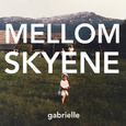 Mellom Skyene