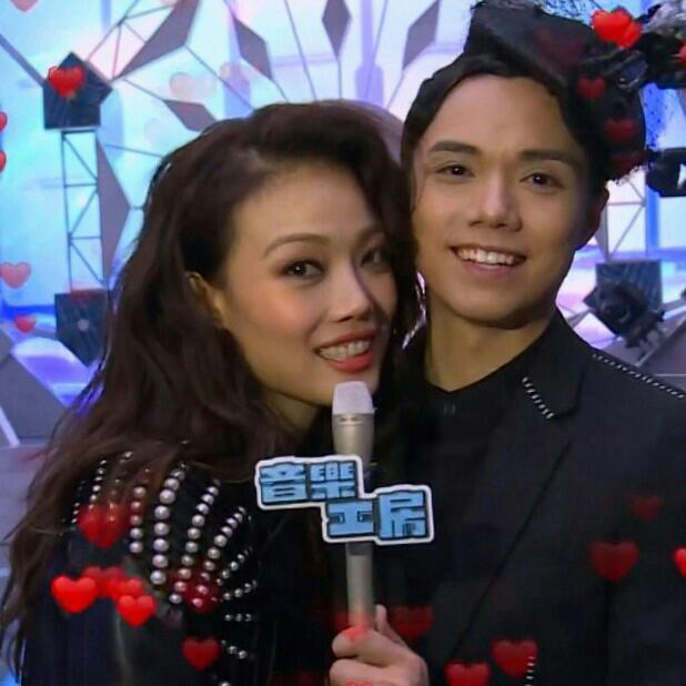 黄色大门上的红屋顶