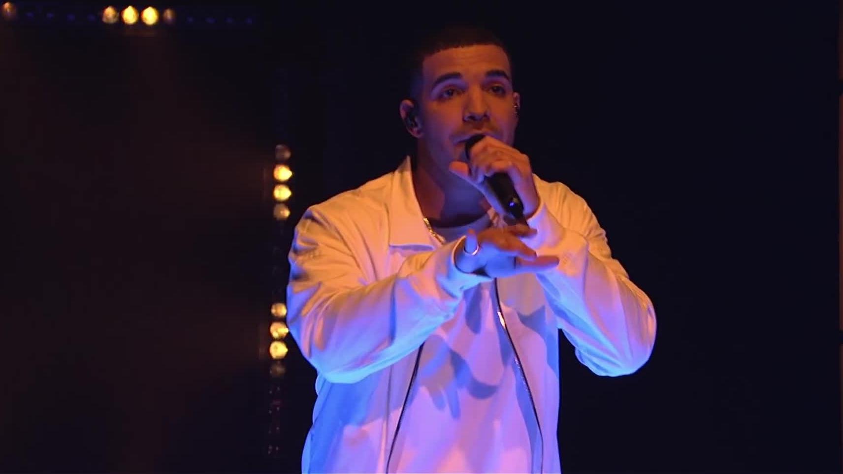 Drake - One Dance (Live On SNL)