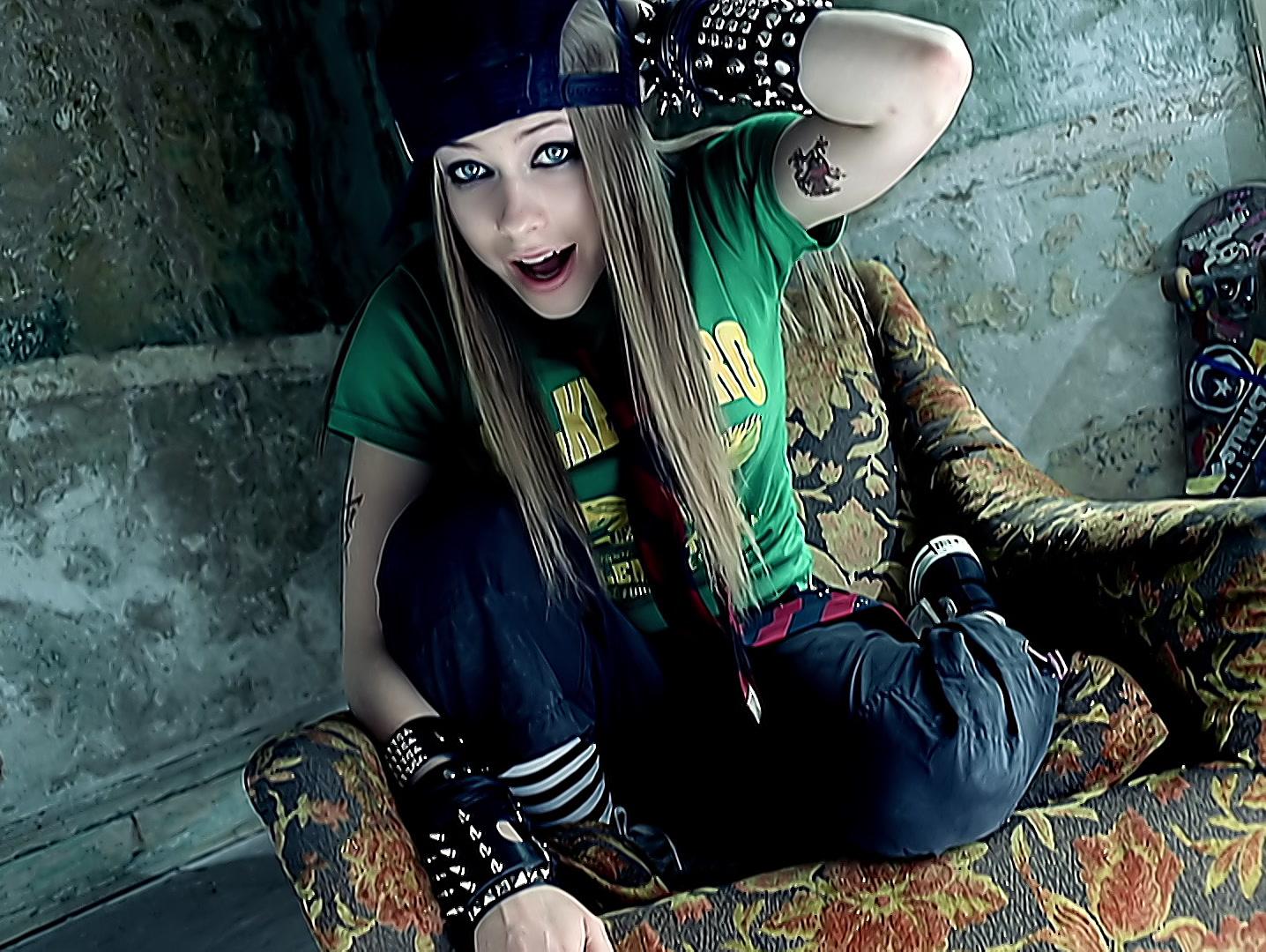 Avril Lavigne - Sk8er Boi (Video)