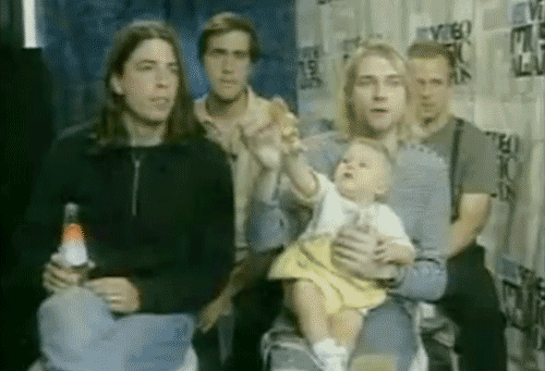 一秒后答案揭晓,她老爸可是涅盘乐队主唱kurt cobain.