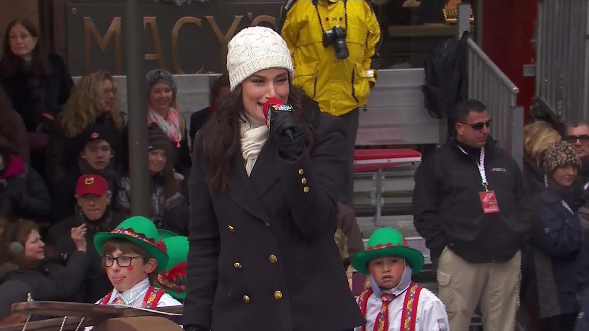 Idina Menzel - All I Want For Christmas Is You (Macy's Thanksgiving Day Parade)