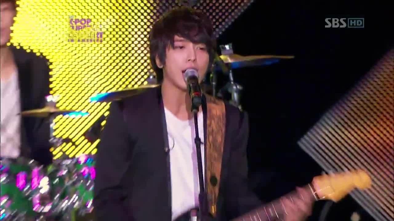 CNBLUE - 외톨이야 SBS 2012 K-pop Super Concert in America 12/12/23 现场版