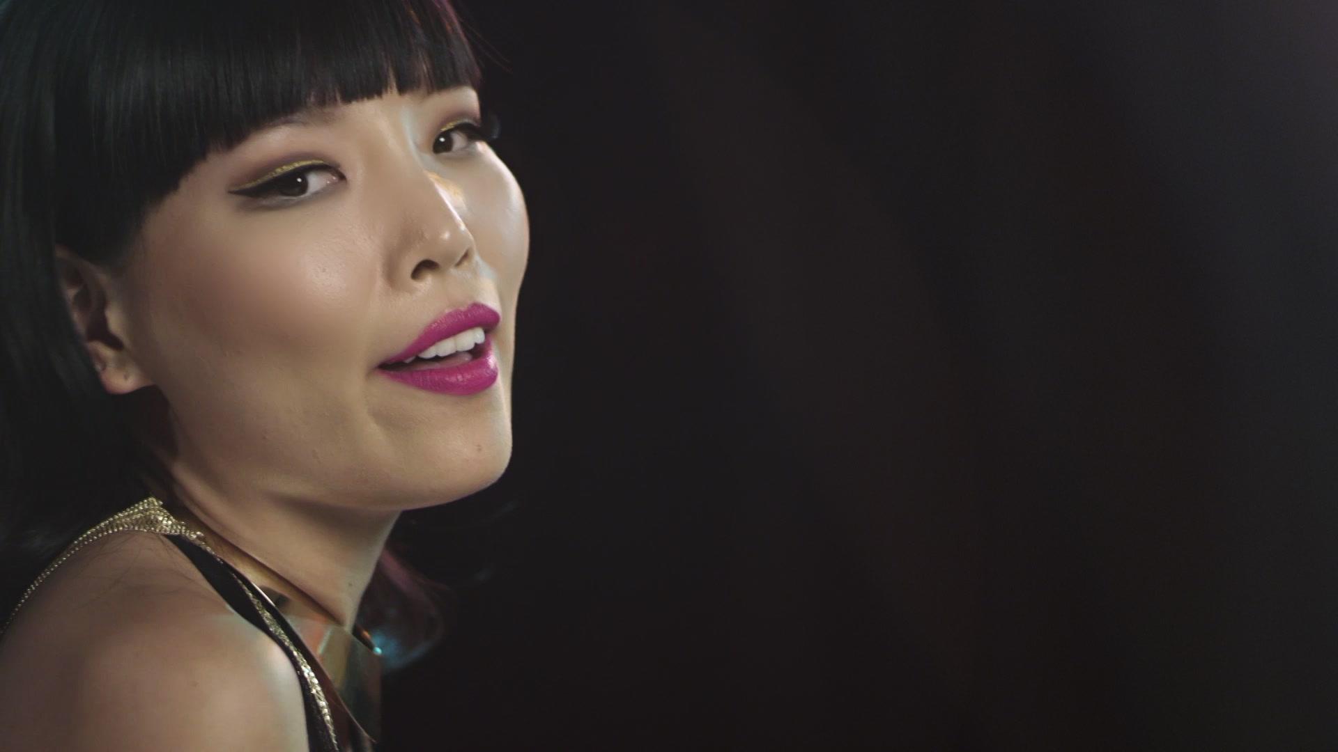 Dami Im - There's a Kind of Hush (All Over the World)