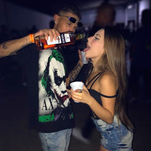 Atras de rapariga A Filha de alguém vai sentar