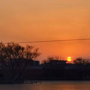 黑夜像海水向我倾倒