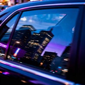 車窗裏閃爍倒影 的都市