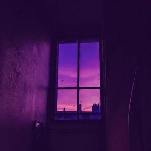 明亮的夜晚月光逐漸渲染了妳的眉毛