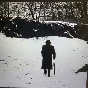 在黑夜中大雪纷飞的人