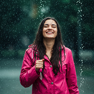 傘を開かない雨