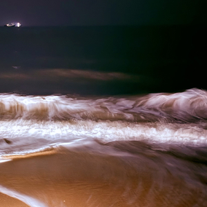 风不说话，只推着浪