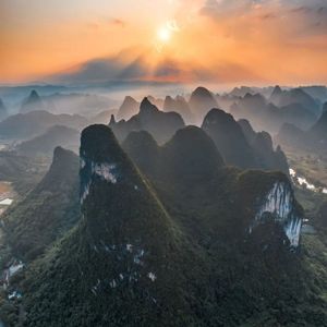 携手共度爱河长