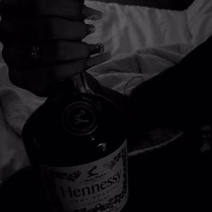 Hennesy (feat. Skrxll & Mannyily)