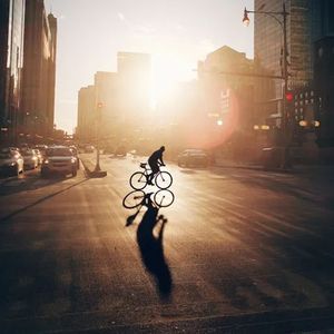 身影被月光晕开