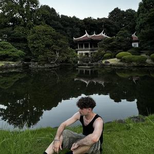 j'arrive dans sa ville