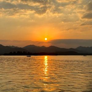 《橙红色的余晖》自由自在的开心果-快乐-流行_20250710