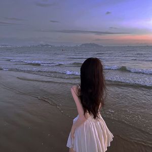 旧相机与未拆封的春天