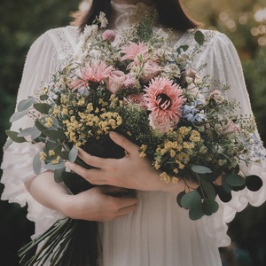 花を抱えている