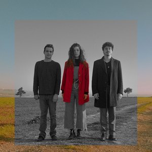 Kırmızı Paltolu Kız