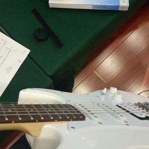 雨天咖啡店角落里读书的女孩