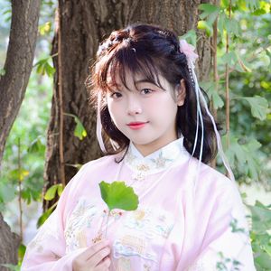 红杏枝头春意闹