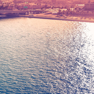 装正经的大人和惊讶的小孩