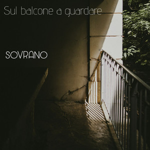 Sul balcone a guardare