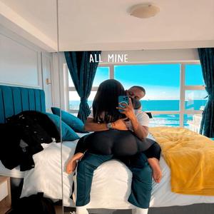 Quedó tu foto mirándome fija