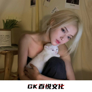 晚风吹动着竹林