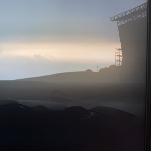 霓虹雨落在挡风玻璃