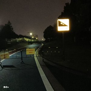 最糟糕的是凌晨两点又想你了 被车撞了 有点疼