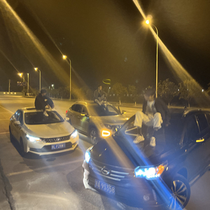 如果车窗会说话 那他可能记录了很多故事吧.