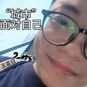 银亮色的天空本来就很辽阔