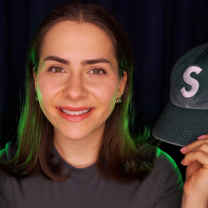 Faltiges Paket & Nagelklopfen Auf Einen Apfel