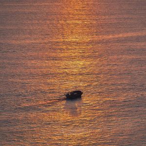 凌晨三点不睡(三点没睡)