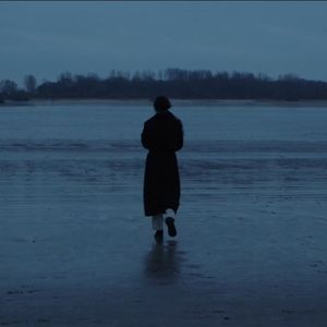 独自在夜晚的海边