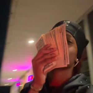 We make **** niggas use they feet