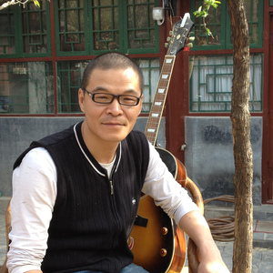 阴天盛开的向日葵