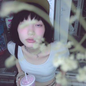 終電前の交差点、傘の群れにまぎれて