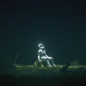 风在向后吹，我们两个向前走