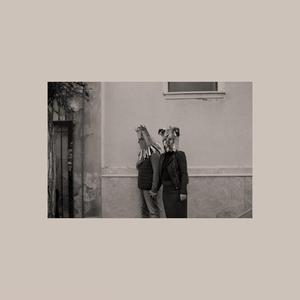 Είμαστε ξένοι