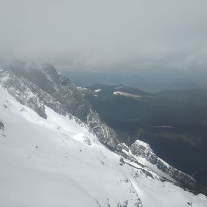 山间瀑布飞流直下