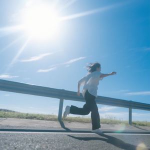 微风轻拂过耳旁