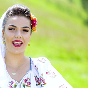 Azi bunicilor le cant