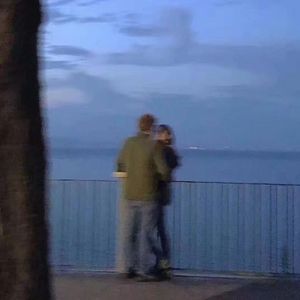 背着地球偷偷亲吻