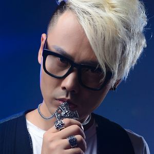 男人泪有多苦（伴奏)