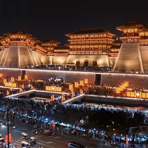 千载古都与君逢