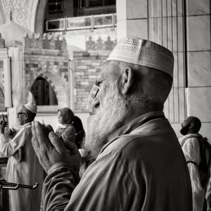 যে নীরবে আল্লাহর কাছে কাঁদে